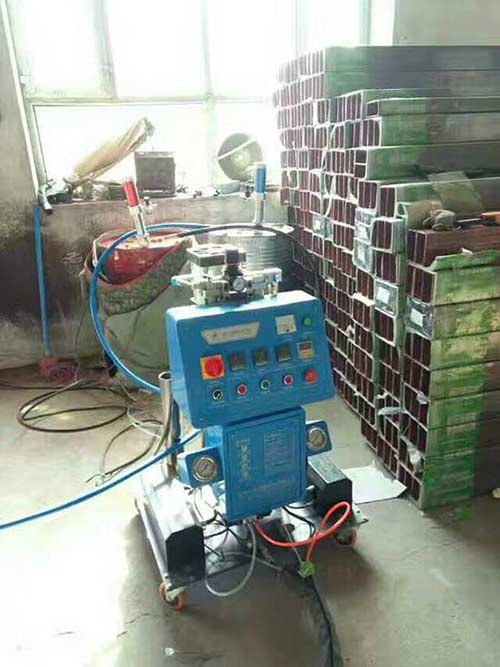 噴涂聚氨酯機(jī)器價(jià)格(圖1) 高壓小型噴涂聚氨酯機(jī)器施工案例