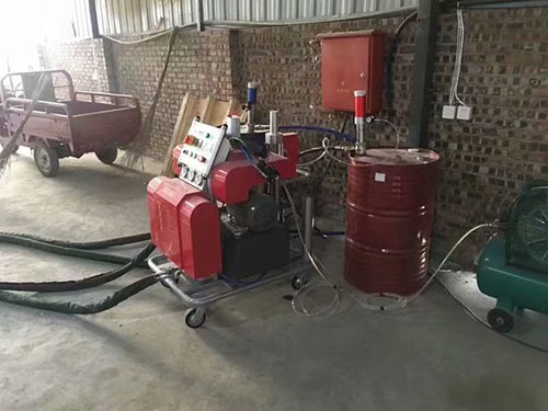 聚氨酯發(fā)泡黑白料現(xiàn)場外保溫施工的推廣(圖1) 防腐聚脲噴涂設(shè)備施工案例